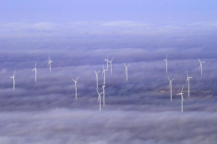 Vistas aéreas de campos, pueblos, molinos de energía eólica.