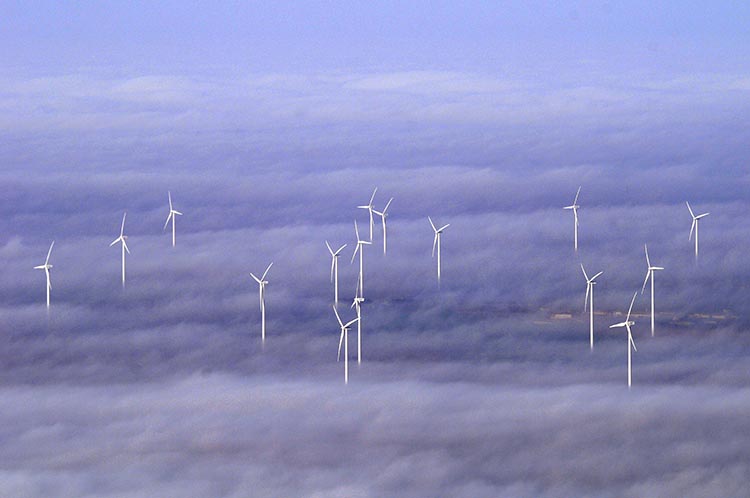 Vistas aéreas de campos, pueblos, molinos de energía eólica.